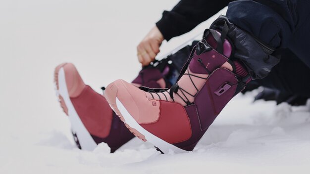 Comment mettre et ajuster au mieux ses chaussures de snowboard